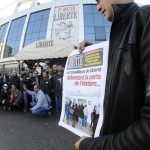 Protestation des travailleurs de Liberté devant le siège de leur journal. D. R.